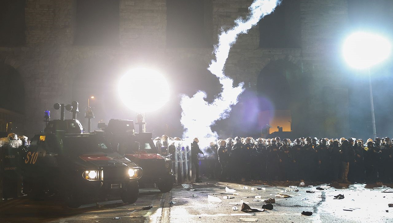 sarachanede polis mudahalesi cumhurbaskani erdogan ve ailesine kufurlu slogan 9PqTebSV