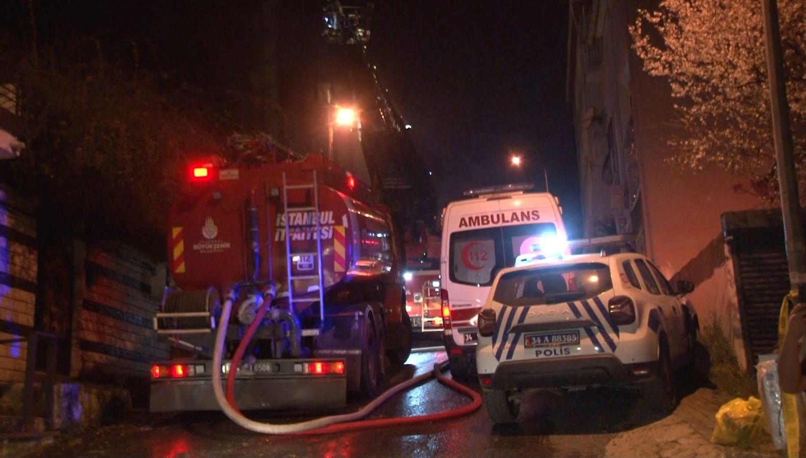 Sarıyer'de Tarihi Topçu Karakolu Alevlere Teslim Oldu 71 sariyerdeki tarihi topcu karakolu alev alev yandi Xf2QWDDD