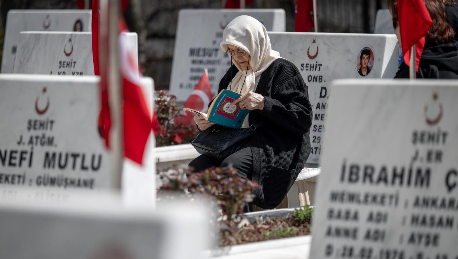 sehitliklerde buruk bayram l5gF4wXb