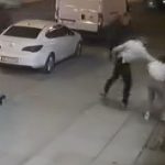 sevgilisini sokak ortasinda arka arda yumrukladi cX75d7dS