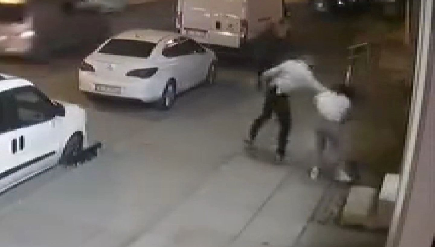 Sokak Ortasında Şiddet: İlişkideki Kontrol Kaybı 71 sevgilisini sokak ortasinda arka arda yumrukladi cX75d7dS