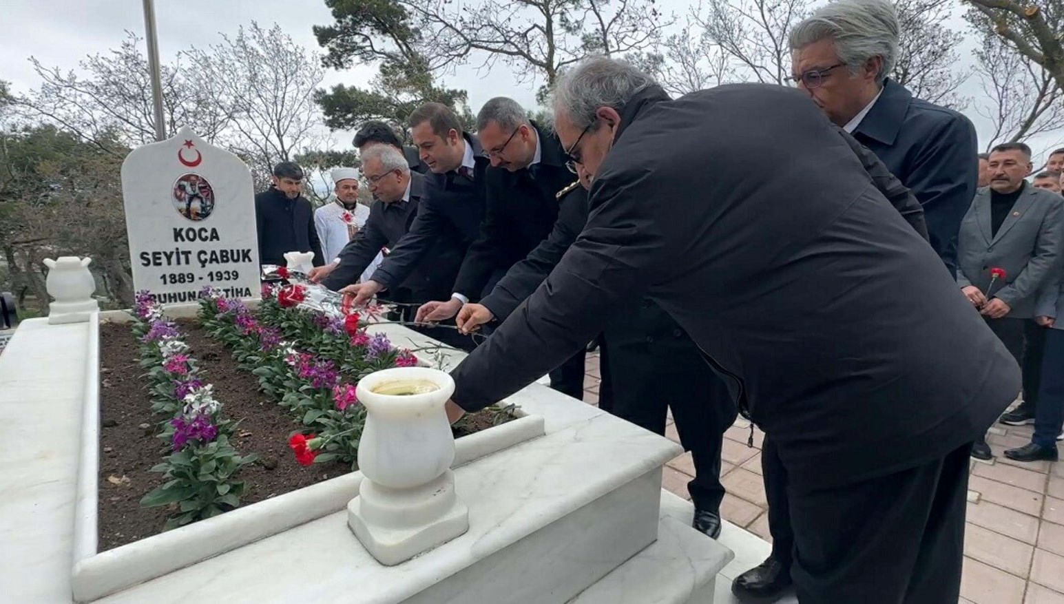 seyit onbasi mezari basinda anildi OyViflkK