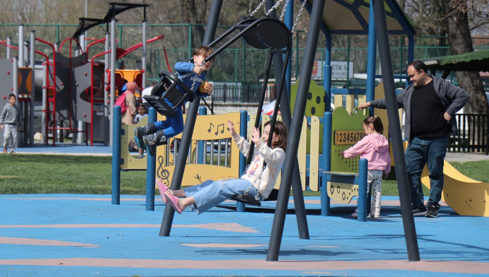 "Sıcak Hava Parklara Soluğu Çekti: Sıradışı Bir Duruşma!" 71 sicak havayi goren solugu parklarda aldi