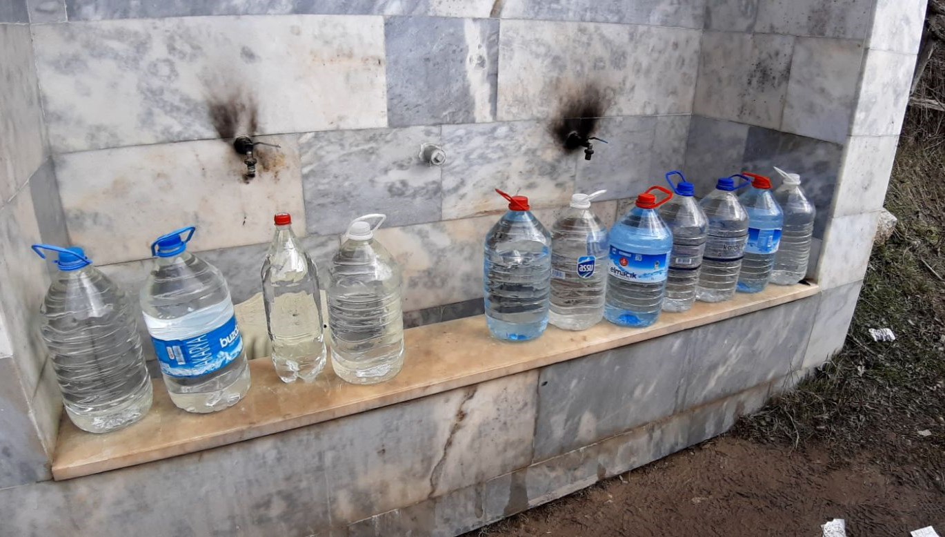 Şifa Arayışıyla Kilometreleri Aşıyorlar: "Şifalı" Suya Akın 71 sifali suya agir ilgi kilometrelerce yol gidiyorlar bCWR8deB