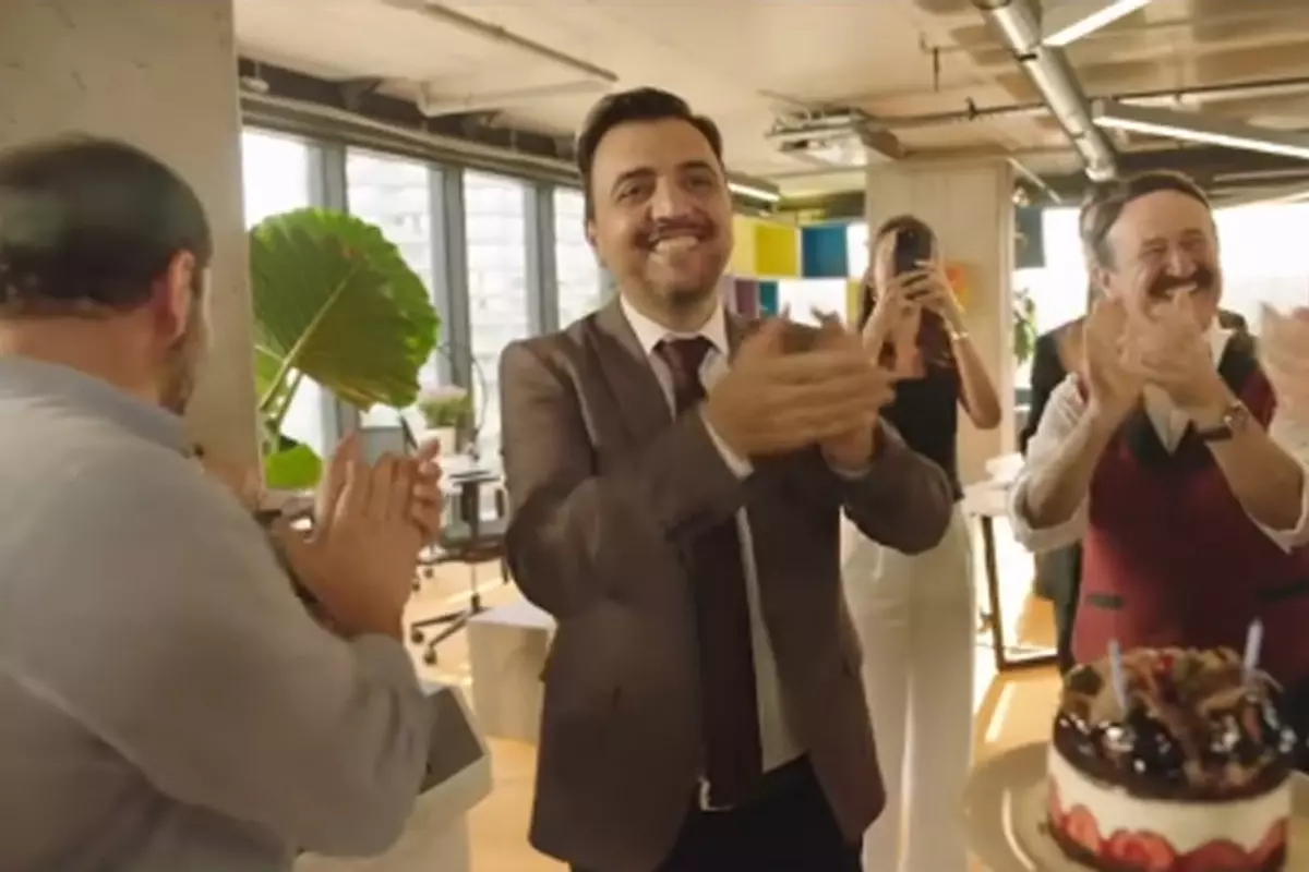 sinasi yurtseverin dogum gununu kutladigi goruntu yine hatirlandi bu sahne biter K5kjydRI