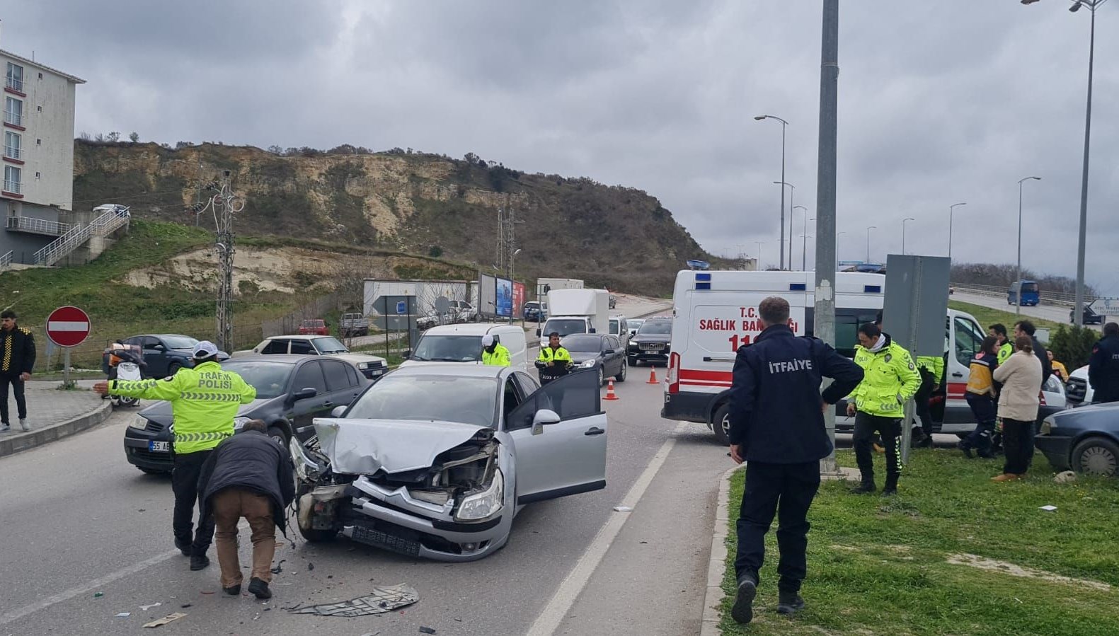 sinopta arabalar carpisti yaralilar var