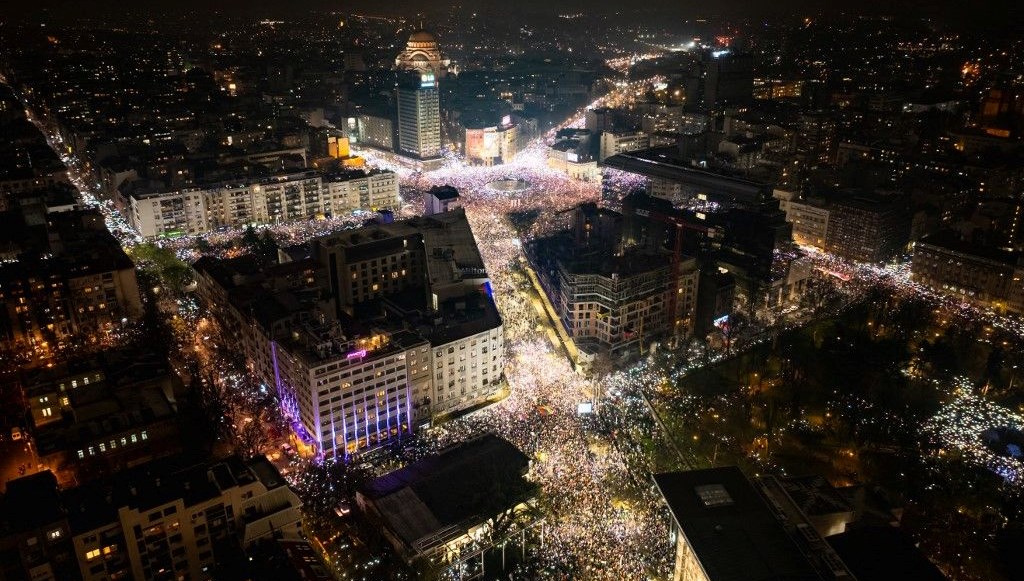 Sırbistan'da Öğrenci Ayaklanması: Belgrad Sokakları Protesto Ateşiyle Yanıyor 71 sirbistanda dev protesto belgrad sokaklari ogrencilerle doldu 3LgLEI7t