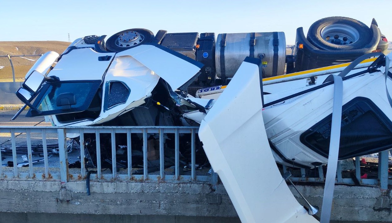 sivasta sut yuklu tir devrildi sofor hayatini kaybetti FvqDjQwW