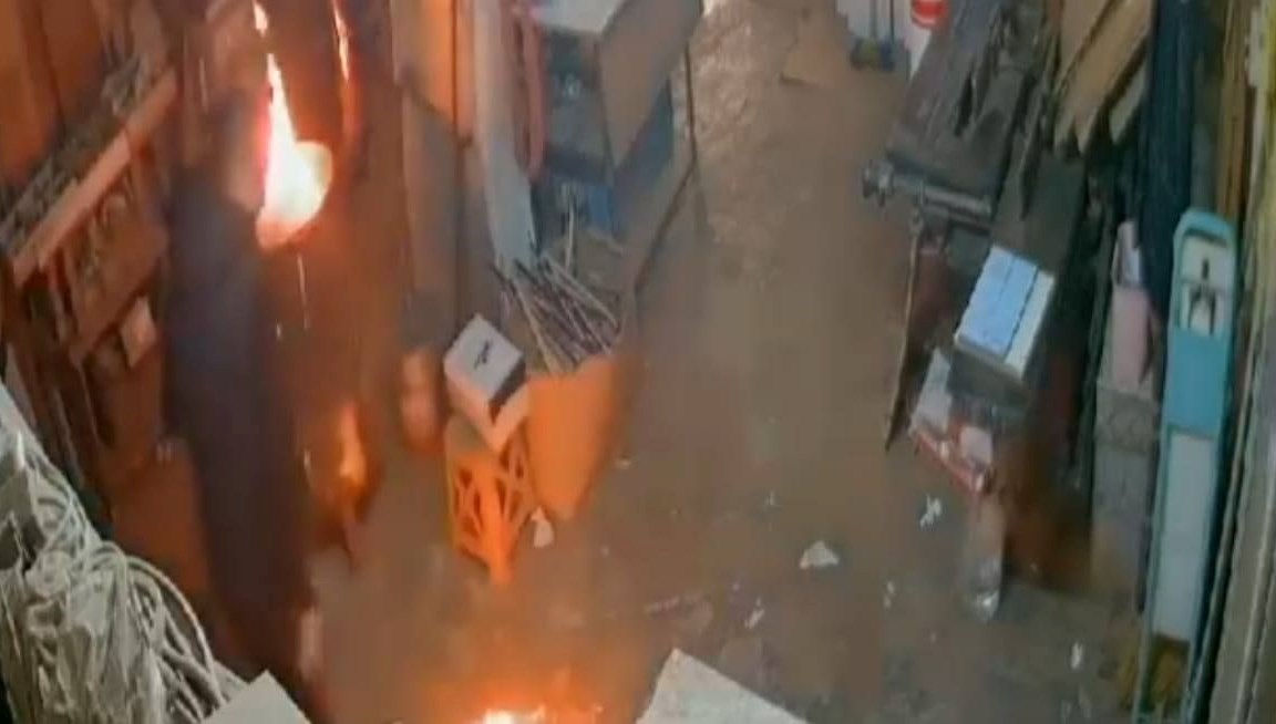 Ateşle Dans: Soba Yakarken Aniden Parladı! 71 sobayi tutusturmak isterken bir anda parladi 4IILiqwr