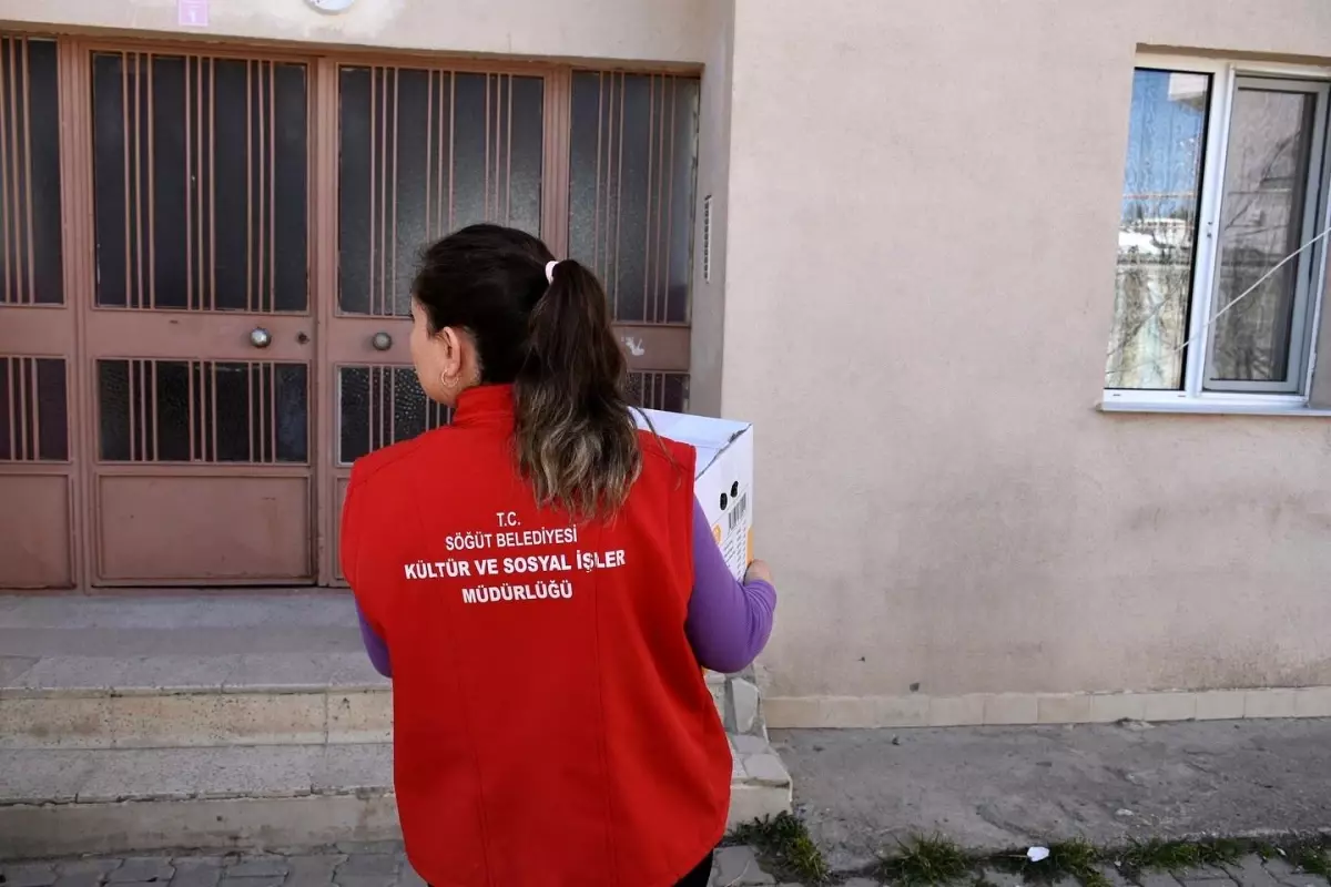 sogutte jandarma ve belediye is birligiyle yardim kolileri dagitildi GhVCeFcE