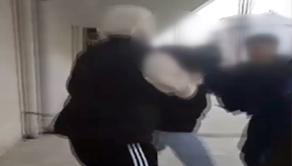 Sokak Ortasında Zorbalık Dehşeti: Önce Özür, Sonra Şiddet 71 sokak ortasinda akran zorbaligi evvel ozur dilettiler sonra dovduler tD81pLyL