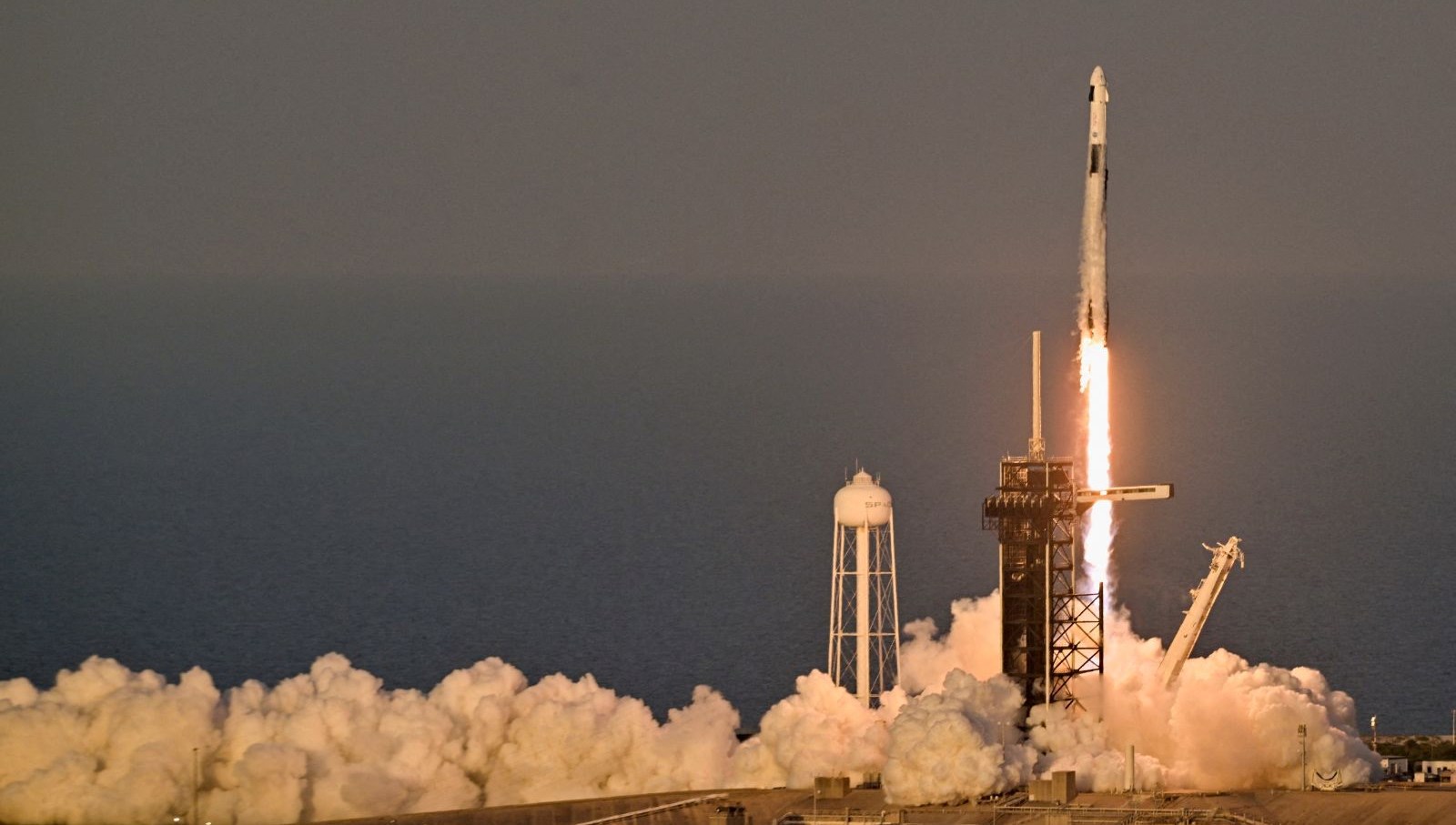 spacexin 4 astronotuuzaya firlatildi bilimselarastirma basladi CBWhahtm