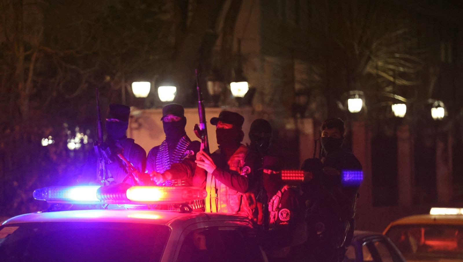 Suriye'de Kanlı Çatışmalar: Esad Güçleriyle Mücadelede Ölümcül Bilançolar ve Sokağa Çıkma Yasağı! 71 suriyede esada bagli guclerle catisma en az 70 kisioldu sokaga cikma yasagi ilan edildi 12Xvwt4R