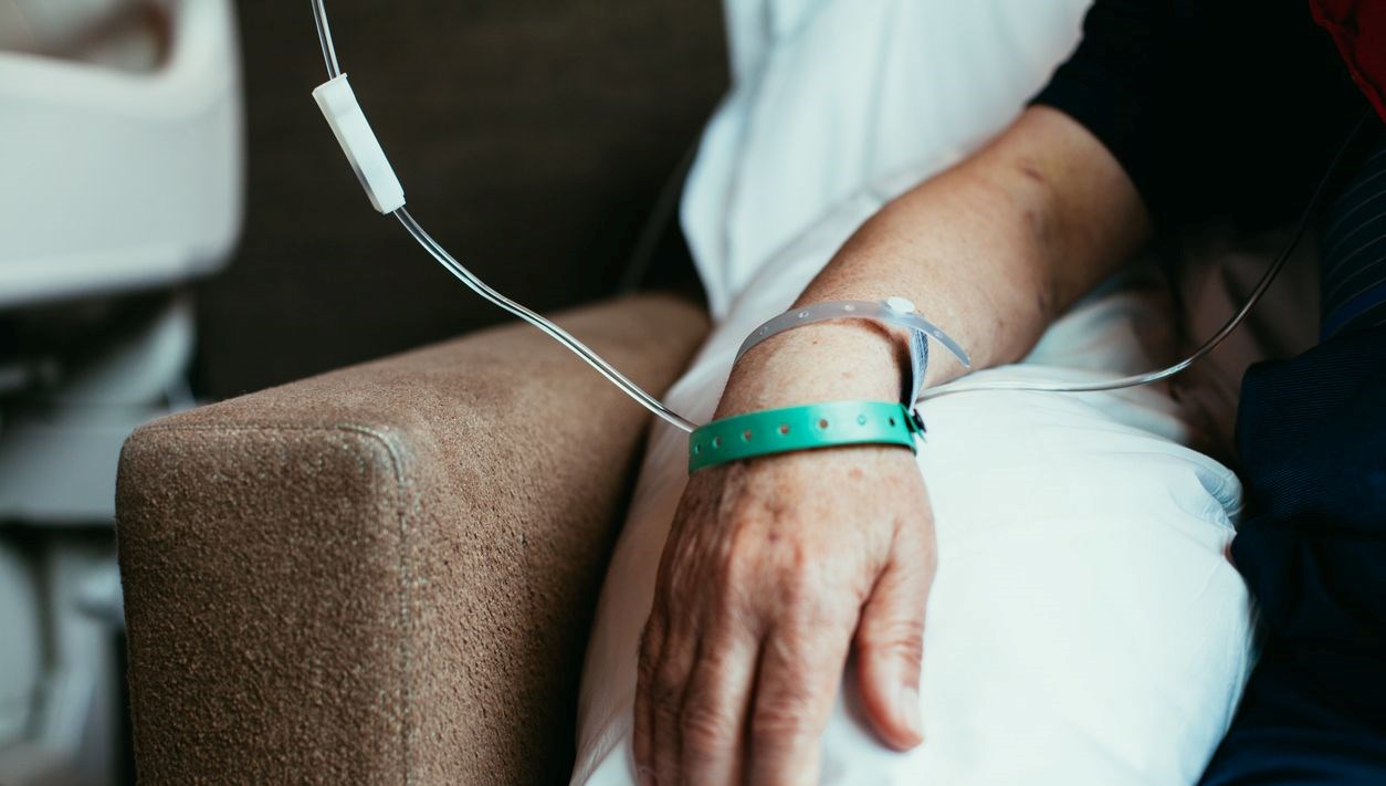 Düğün Hazırlığı Sanılırken Kanser Olduğunu Öğrendi: Doktorlar Stres Dedi, Gerçek Başka Çıktı 71 tabipler dugun stresi dedi lakin 4 evre kolon kanseri cikti 35 yasindaki adamin bu IdfffiHQ