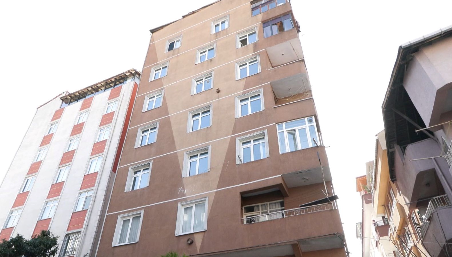 Evden Çıkarıldılar Ama Vazgeçmediler: Mühür Kırıp Geri Döndüler! 71 tahliye edilen binanin muhrunu sokup oturmaya devam ettiler Xiqvy2CJ