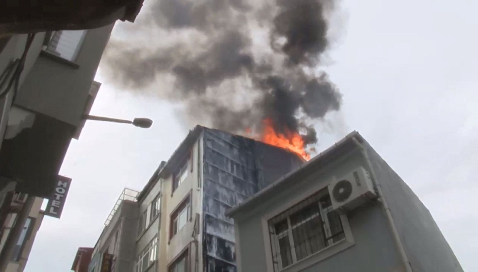Taksim'de Yangın Felaketi: 3 Katlı Bina Çöküşüne Doğru! 71 taksimde 3 katli binada yangin C2qtVrEZ