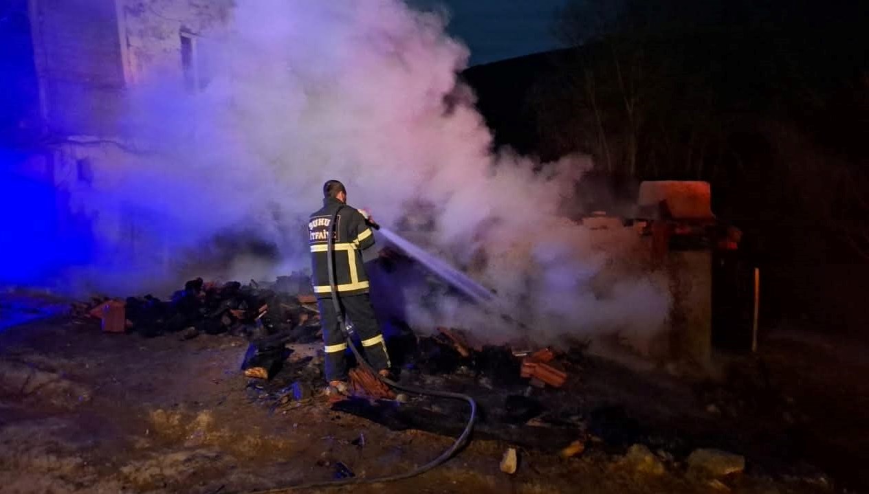 Tandır Evinde Alevler Yükseliyor: Bir Yangın Hikayesi 71 tandir konutunda yangin I7j9WEvF