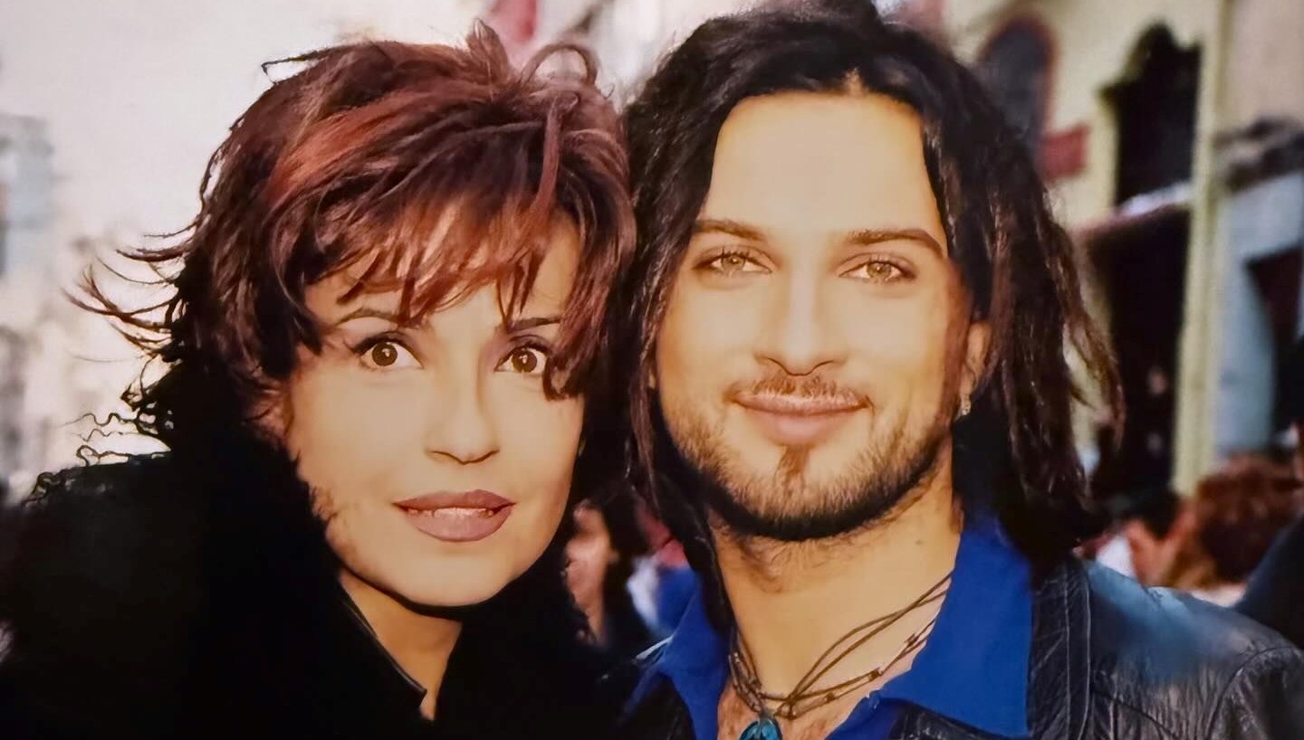 tarkan ile aysegul aldinc 23 yil oncesine goturdu unlulerin cocukluk ve genclik halleri d3uGwcEL
