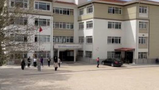 Sınıfta Alarm: Tavan Çöktü, Öğrenciler Yaralı 71 tavan sivasi dustu siniftaki 4 ogrenci yaralandi pWqWkHL7