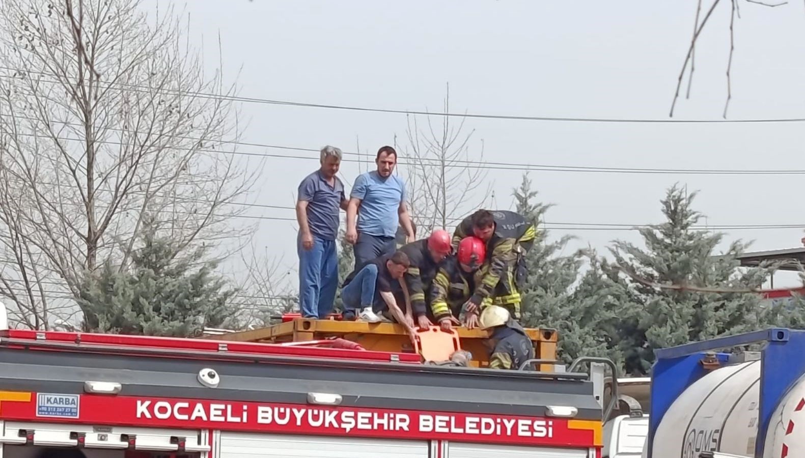 tehlikeli husus tasiyan tir tankinin icine dustu agir yarali hastaneye kaldirildi DXfuIW7W