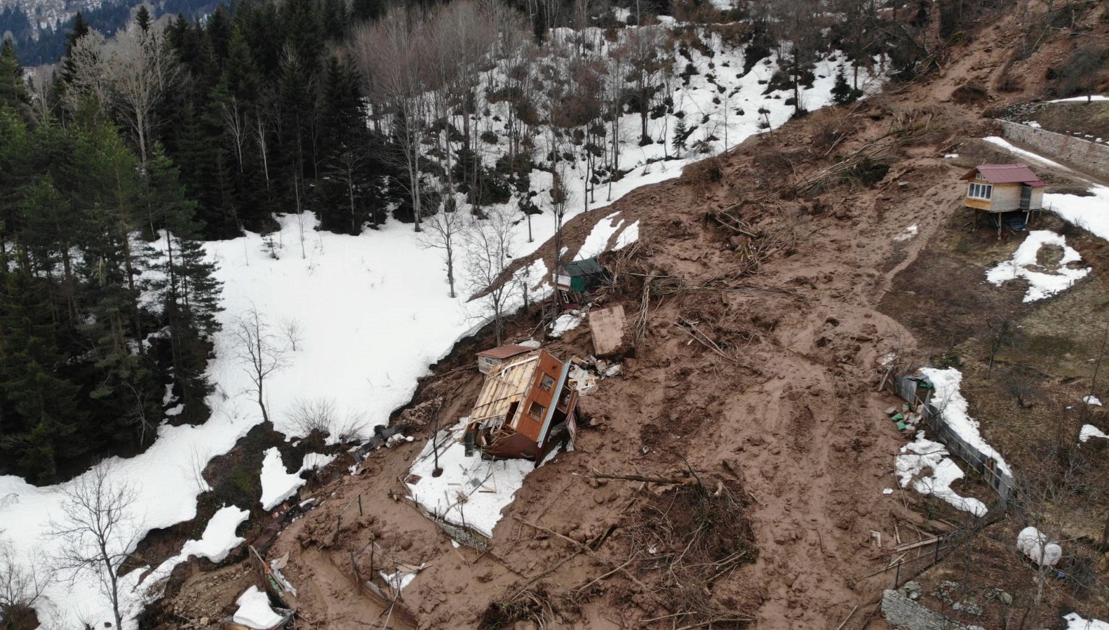 Tek Katlı Ev İçin Yerçekimine Meydan Okuyan An: Heyelandan Taklalarla Kurtuluş 71 tek katli konut heyelanda takla atti 68SjHjlJ