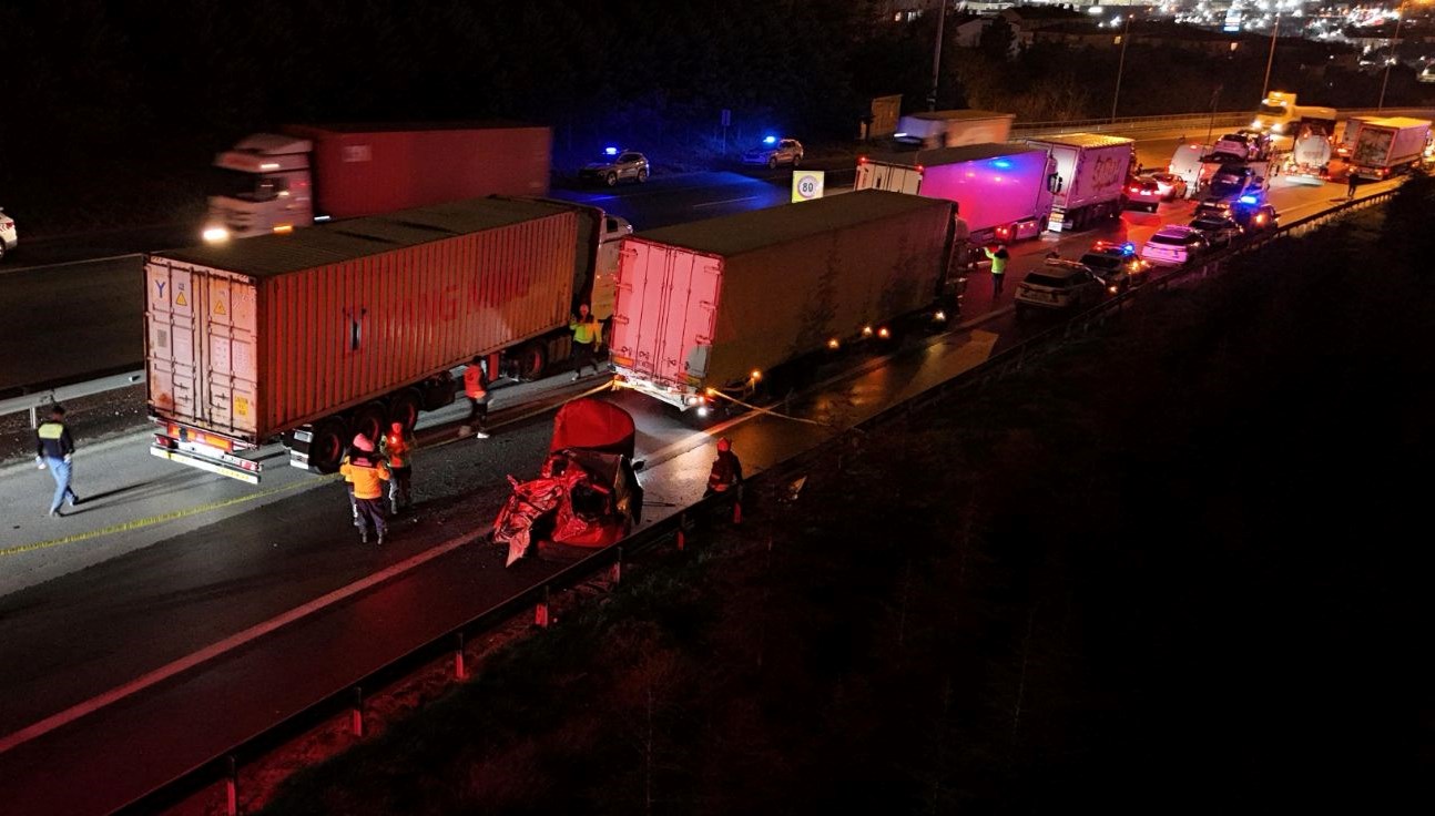 TEM'de Ölümcül Kaza: 2 Can Kaybı, 4 Yaralı 71 temde feci kaza 2 meyyit 4 yarali FJ35IH6z