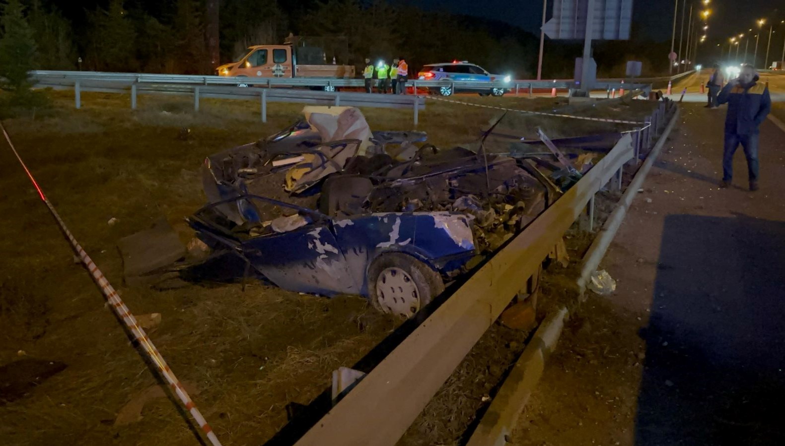 TEM'de Ölümcül Metal Yığını: İki Can Kaybı 71 temde feci kaza araba kagit uzere ezildi iki kisi oldu pGDi3VAJ