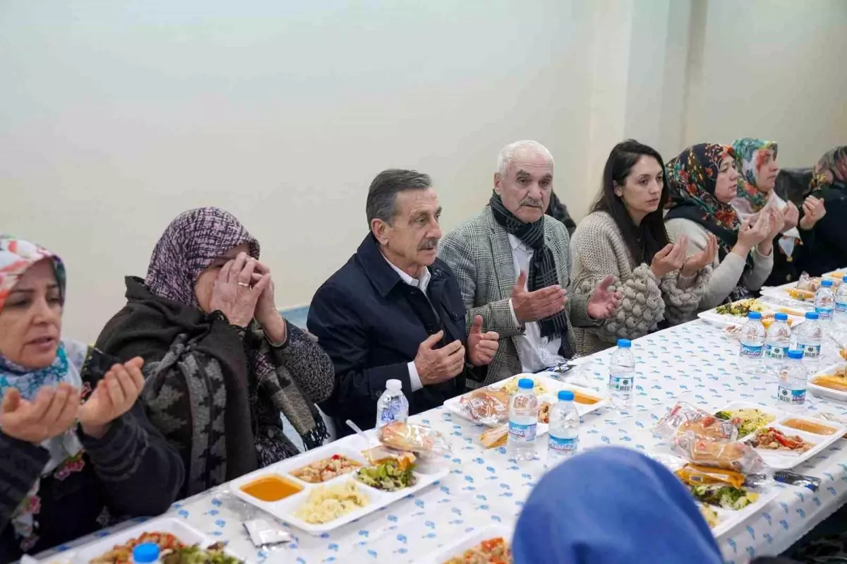 tepebasi belediye baskani iftar programinda mahalle sakinleriyle bir ortaya geldi KLsTtR2O