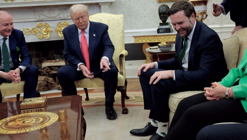 toplantiya coraplariyla damga vurdu trumpin dikkatini dagitti 1THCeRMZ