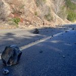 toprak kaymasi nedeniyle kara yoluna kayalar dustu s4C1Tj6T