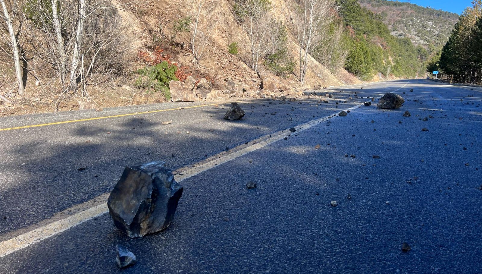 toprak kaymasi nedeniyle kara yoluna kayalar dustu s4C1Tj6T