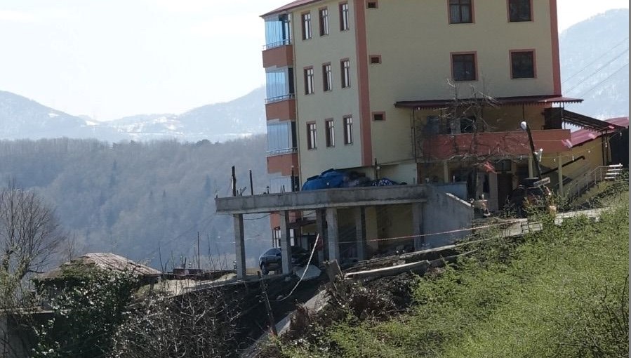 trabzonda heyelan 5 katli apartmanin onundeki beton yol coktu 2demKC2k