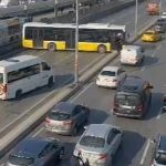 trafigi kilitleyen kaza iett otobusu iki araca carpti Tk7SB1H2