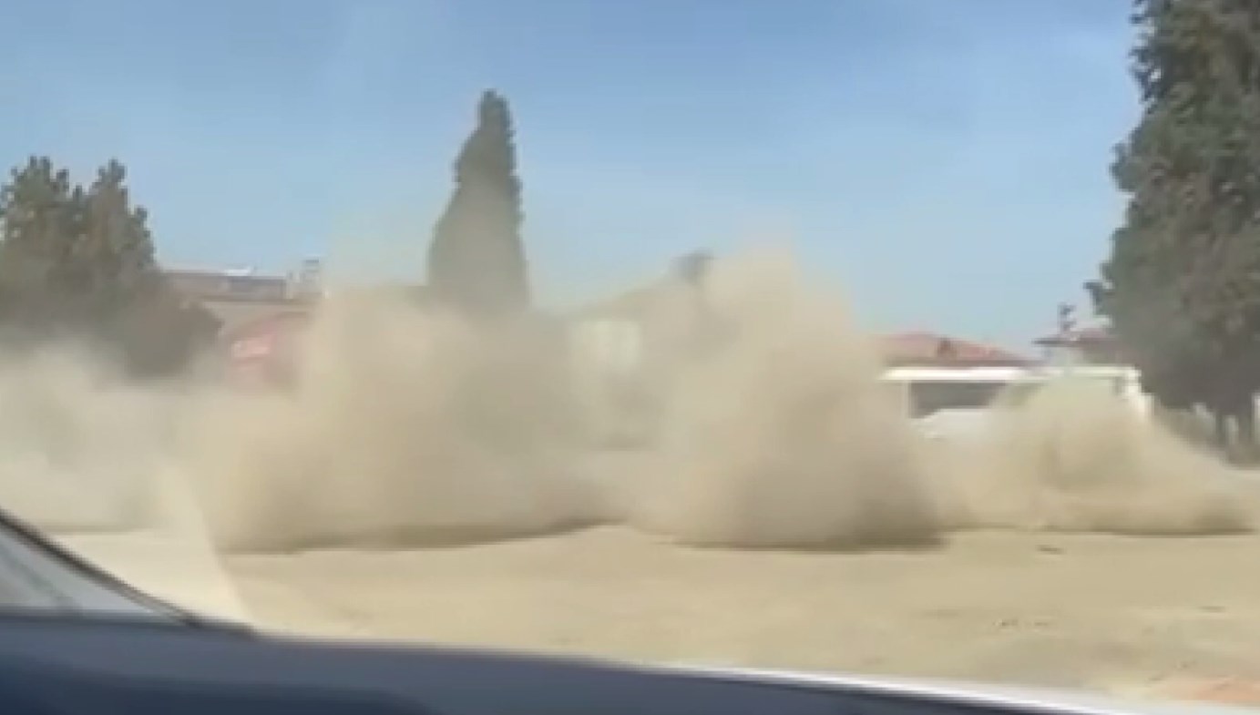 trafik polisinin onunde drift atti bQ2lVQc3