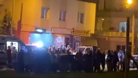 Trafik Kavgasında Mahalle Karıştı: Sözlü Tartışma Büyüyerek Kavgaya Dönüştü 71 trafik tartismasina mahalleli de dahil oldu olay buyudu w7SZKkOH