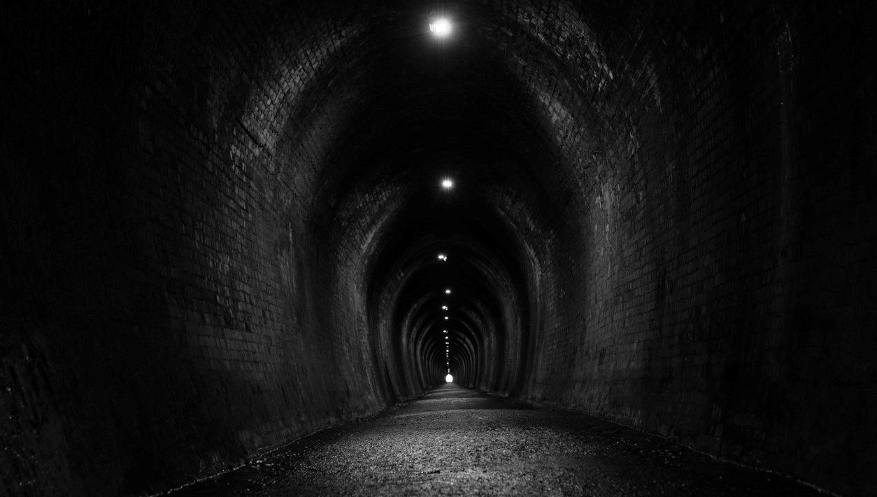 tren istasyonunda gizemli tuneller nereye ciktigi bilinmiyor