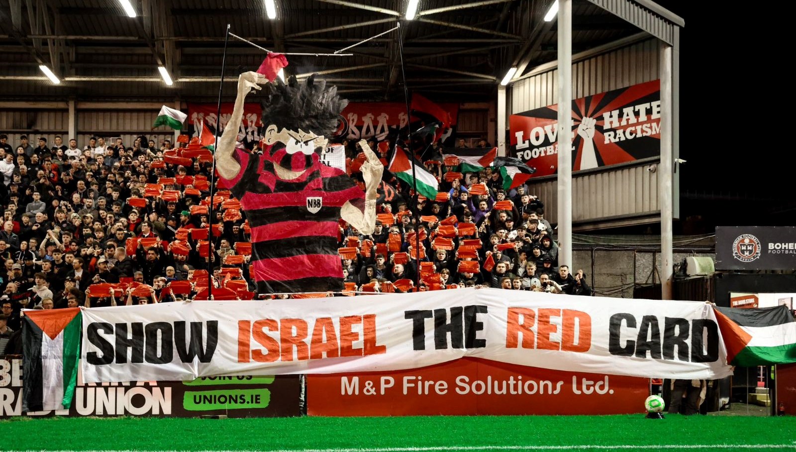 tribunlerde israile kirmizi kart goster davetiirlandanin bohemian taraftarlari da takviye verdi QiyWsV4I