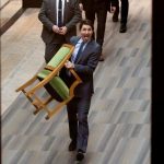 trudeau sandalyesini de alip gitti halktan son defa caldi 7NAzJyvM