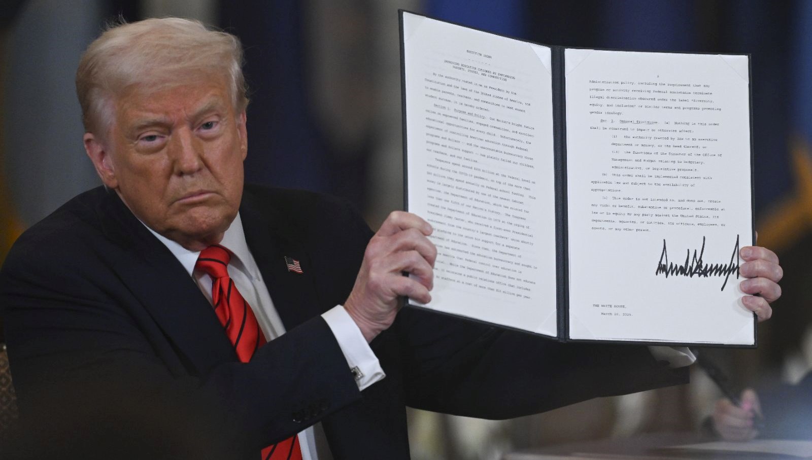 Trump, Eğitim Bakanlığı'nın Kapatılmasına Yönelik Kararname Yayımladı 71 trump egitim bakanligini kapatiyor kararnameyi imzaladi QXO29T91