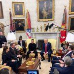 trumpin gazetecisi de zelenskiye saldirdi nicin grup elbisen yok JAFHJFCr