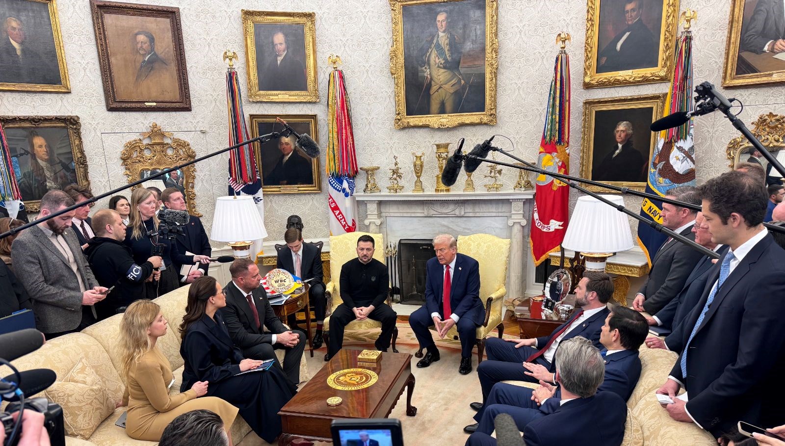 trumpin gazetecisi de zelenskiye saldirdi nicin grup elbisen yok JAFHJFCr