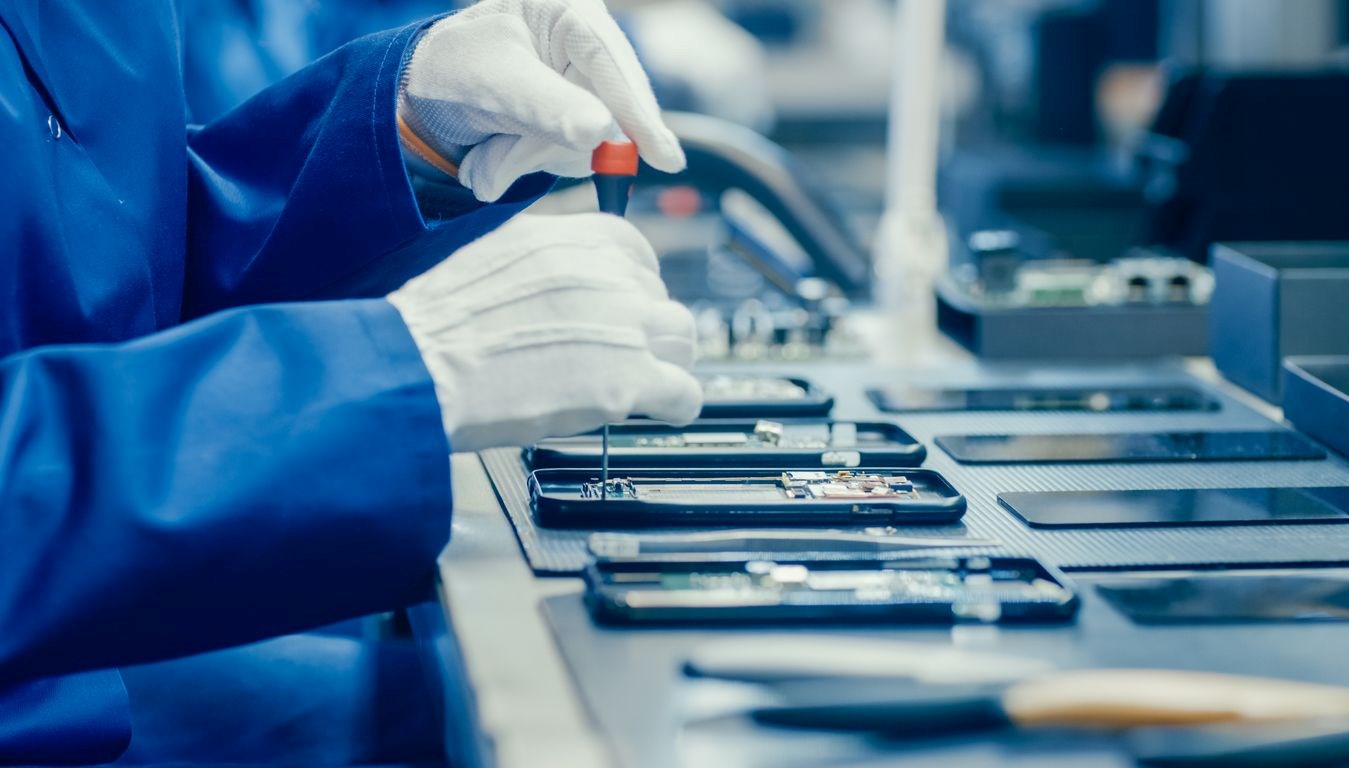 trumpin gumruk vergileri teknoloji devini etkiledi uretim merkezi hindistana tasindi fiu45r15