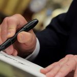 trumptan bidena suclama af kararlari imza aygiti ile yapildi tlaufugN