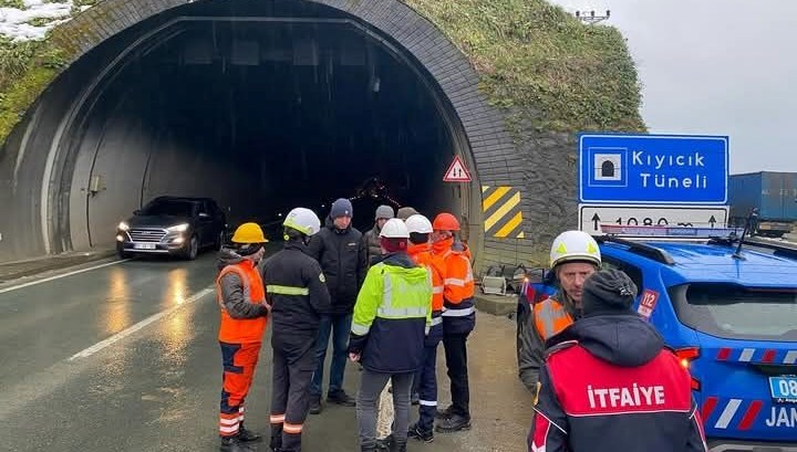 Tünel Korkusu: TIR Alevleri Arasında Dumana Esir Kalan 5 Kişi 71 tunelde korkutan tir yangini 5 kisi dumandan etkilendi 7OD1X8Vb