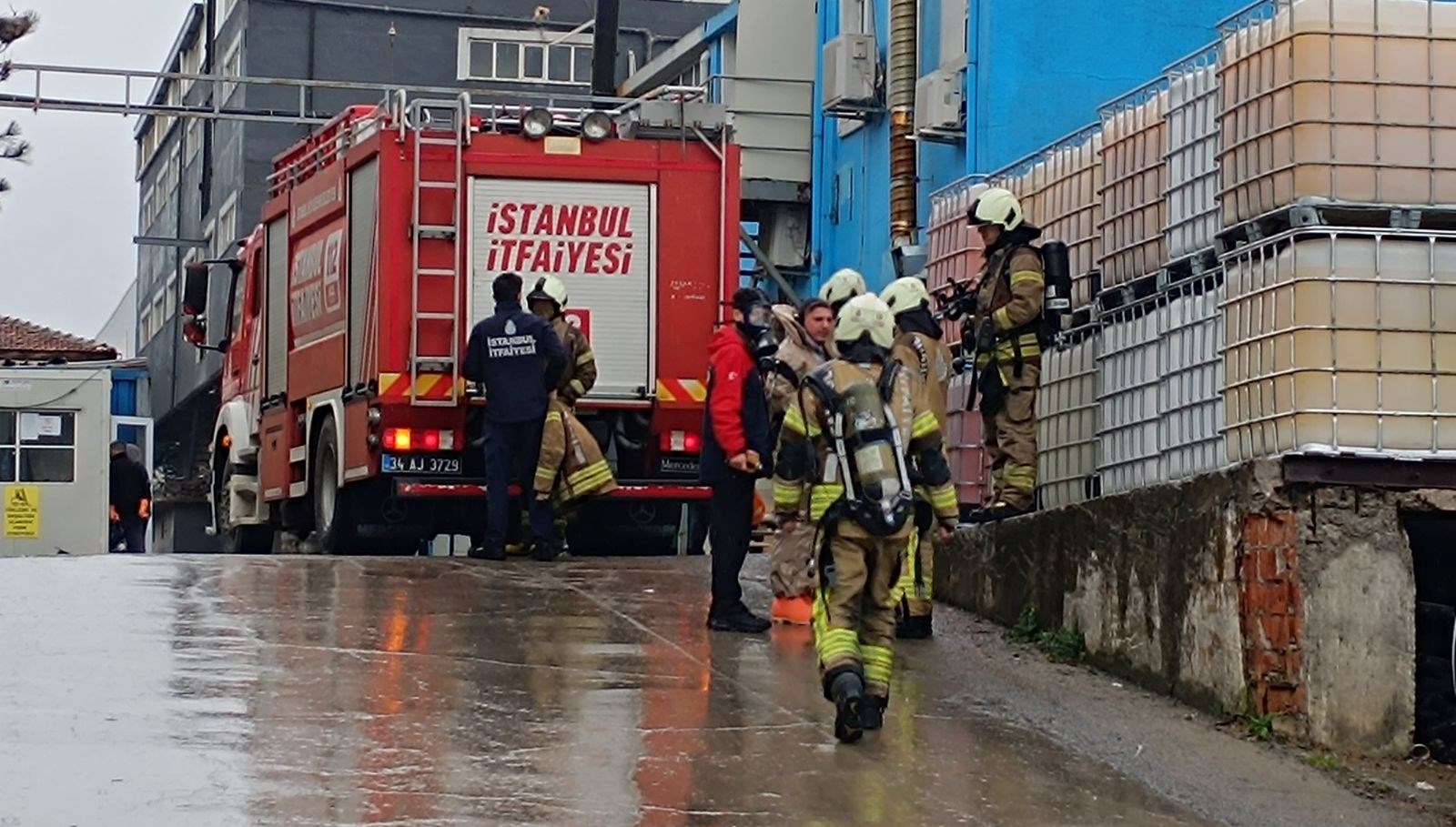Tuzla Fabrikasında Kimyasal Alarm: Tahliye Operasyonu Başladı 71 tuzladaki fabrikada kimyasal husus panigi calisanlar tahliye edildi brVVvwjF