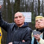 ukraynalilar abd buyukelciligi onunde trumpi protesto etti jzJzyAxE