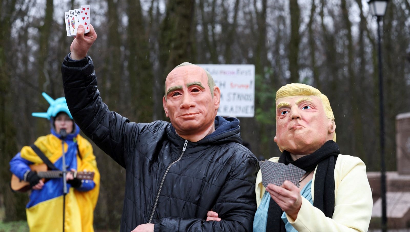 ukraynalilar abd buyukelciligi onunde trumpi protesto etti