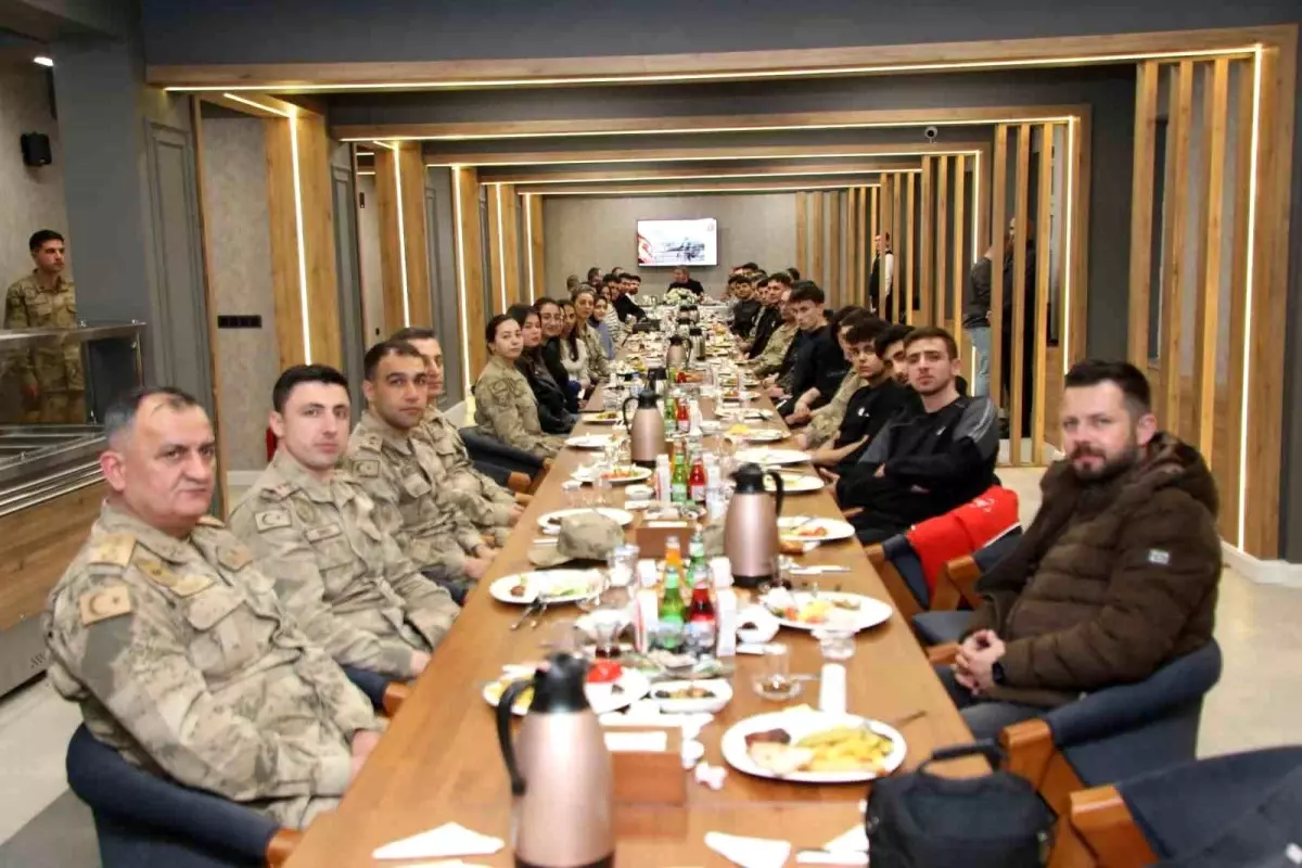 vali aydogdu jandarma ile sahur yapti DPt9pmdt