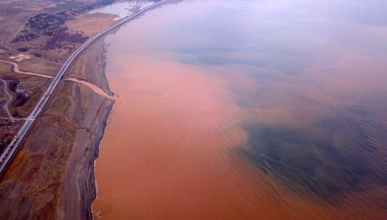 Van Gölü'nün Gizemli Hüznü: Kahverengi Tonların Ardındaki Sır 71 van golu kahverengiye boyandi yWsLW8vb
