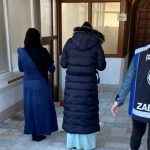 yakalanmamak icin mescide girip namaza durdular Z33kT9uw